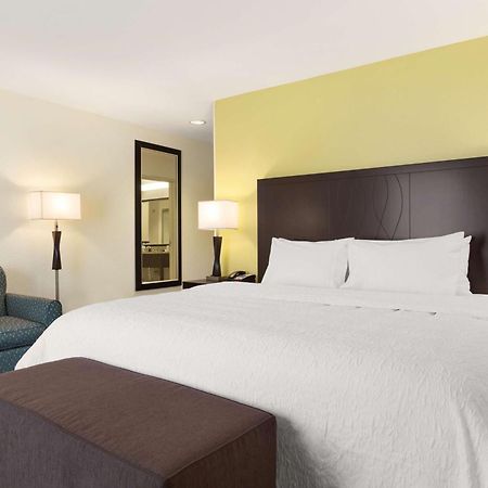 Hampton Inn Fairmont Extérieur photo