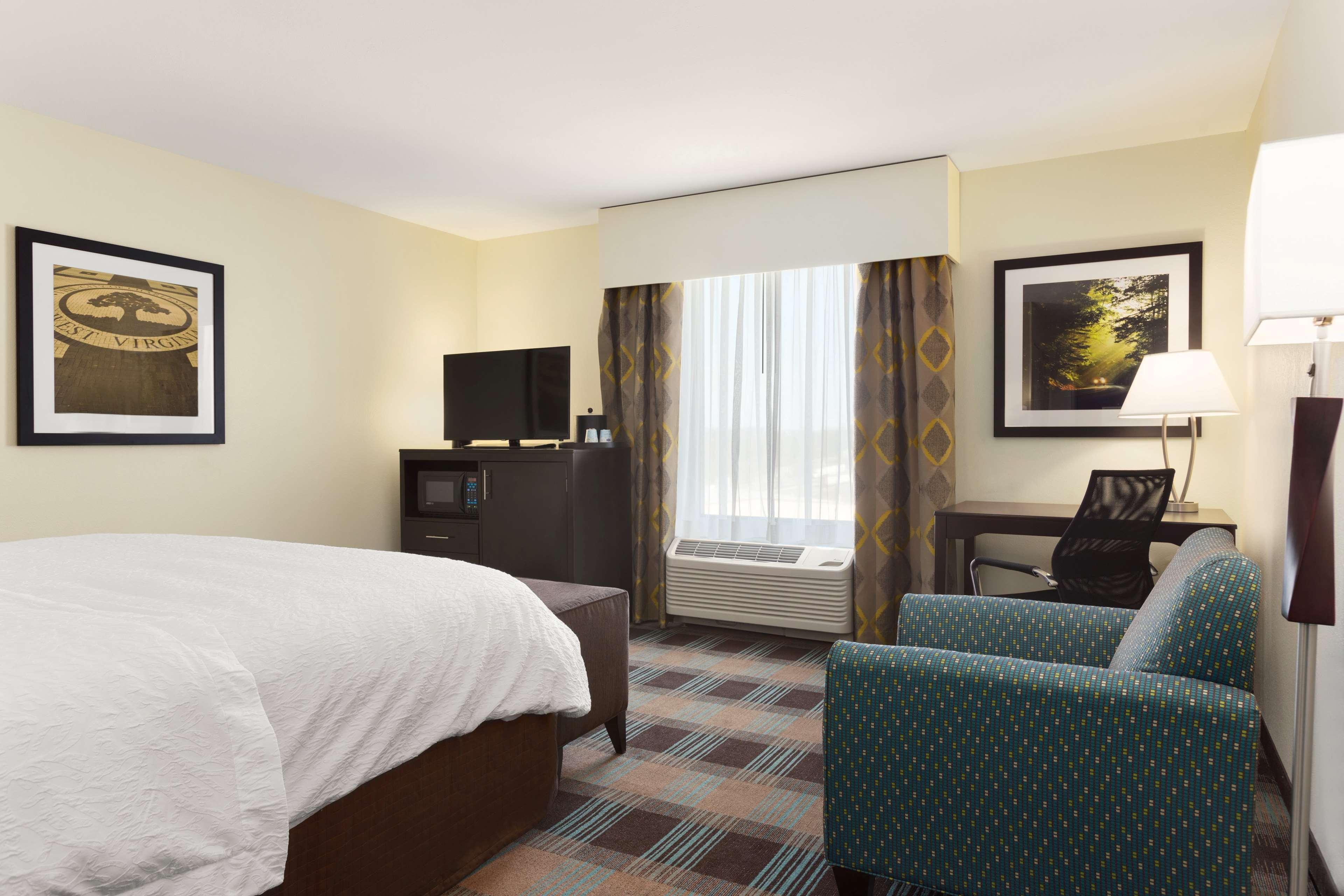 Hampton Inn Fairmont Extérieur photo