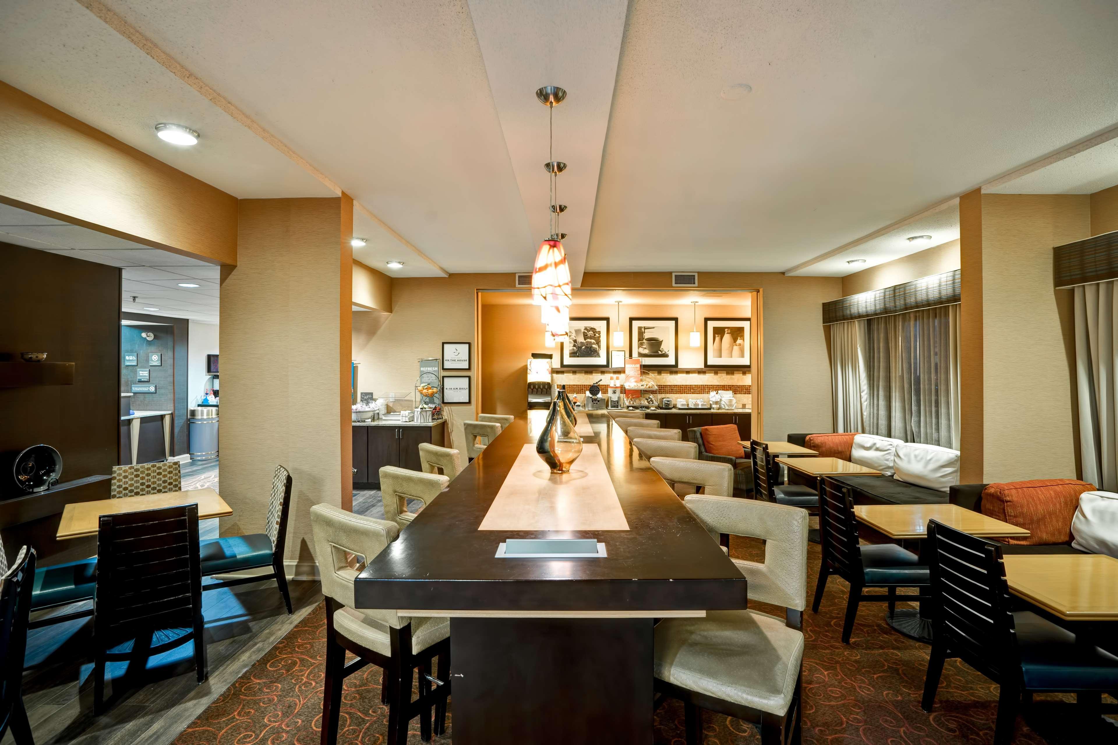 Hampton Inn Fairmont Extérieur photo