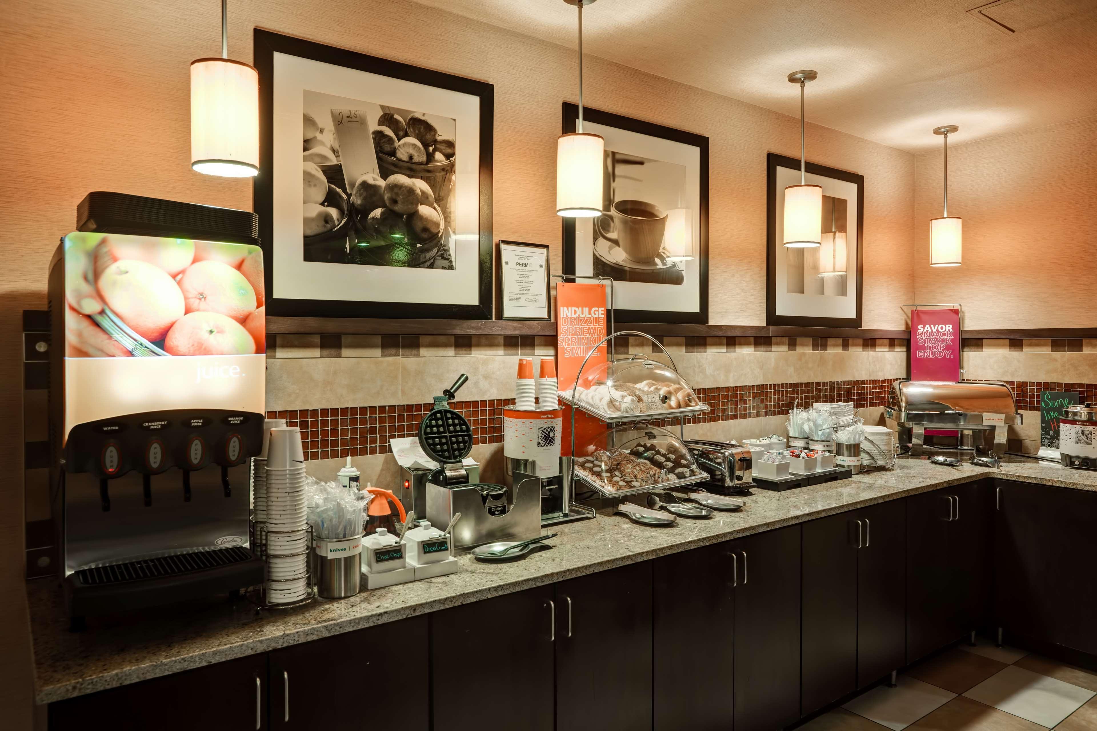Hampton Inn Fairmont Extérieur photo