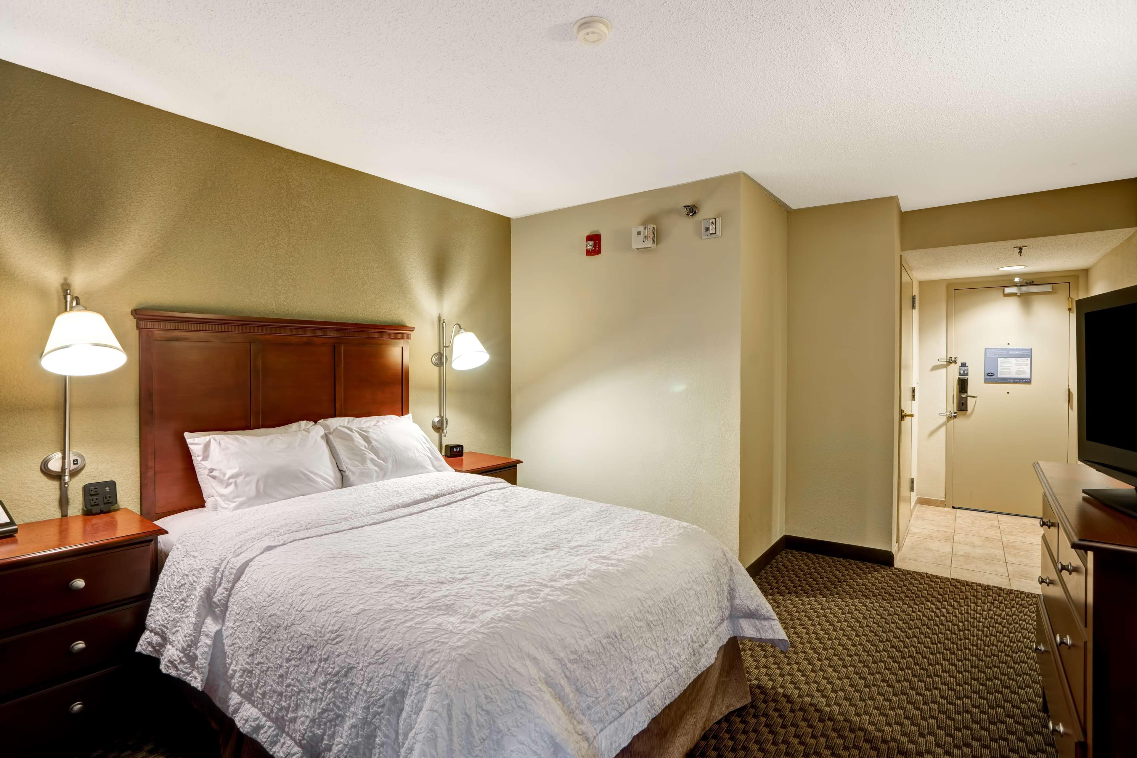 Hampton Inn Fairmont Extérieur photo
