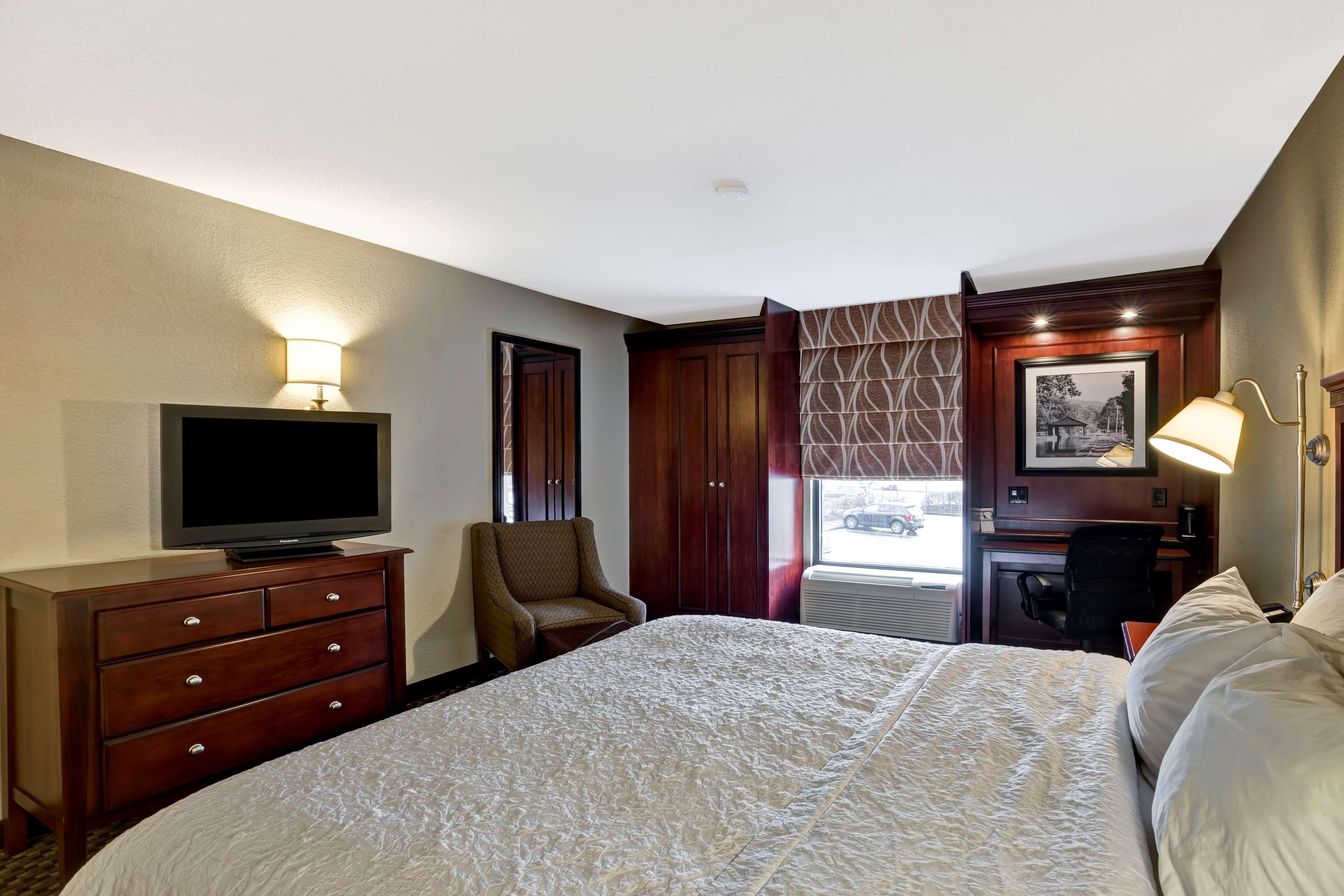Hampton Inn Fairmont Extérieur photo