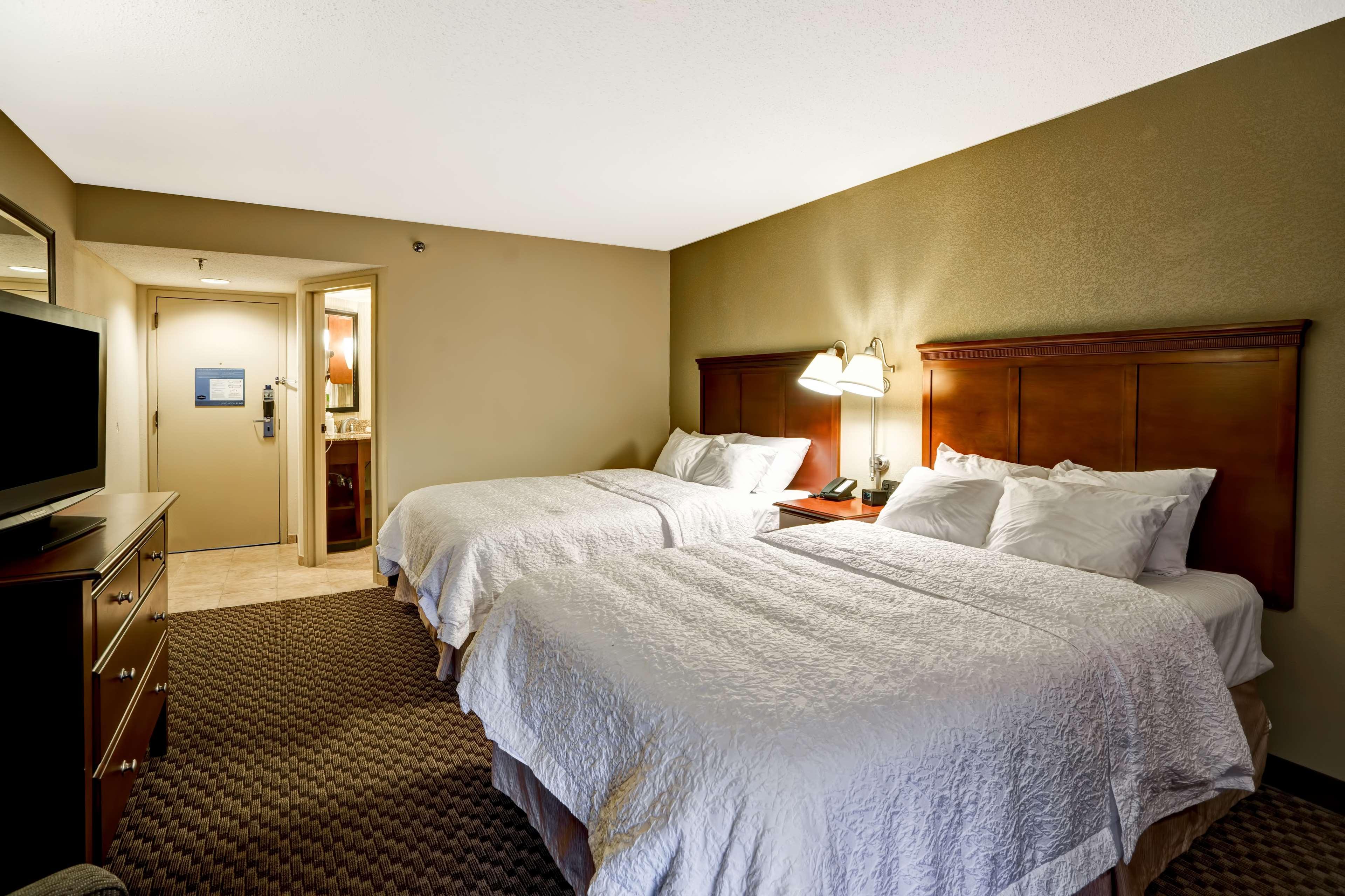 Hampton Inn Fairmont Extérieur photo