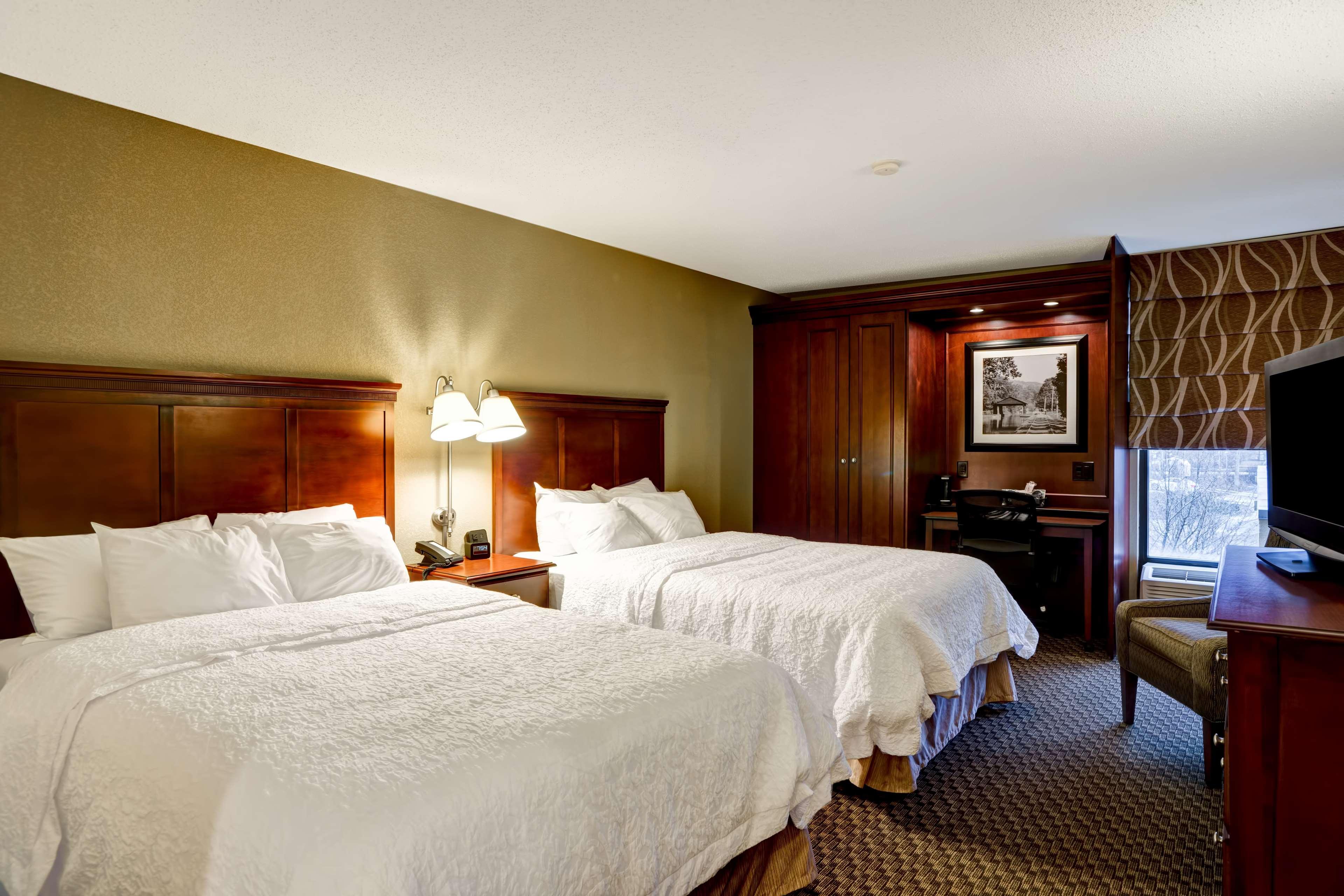 Hampton Inn Fairmont Extérieur photo