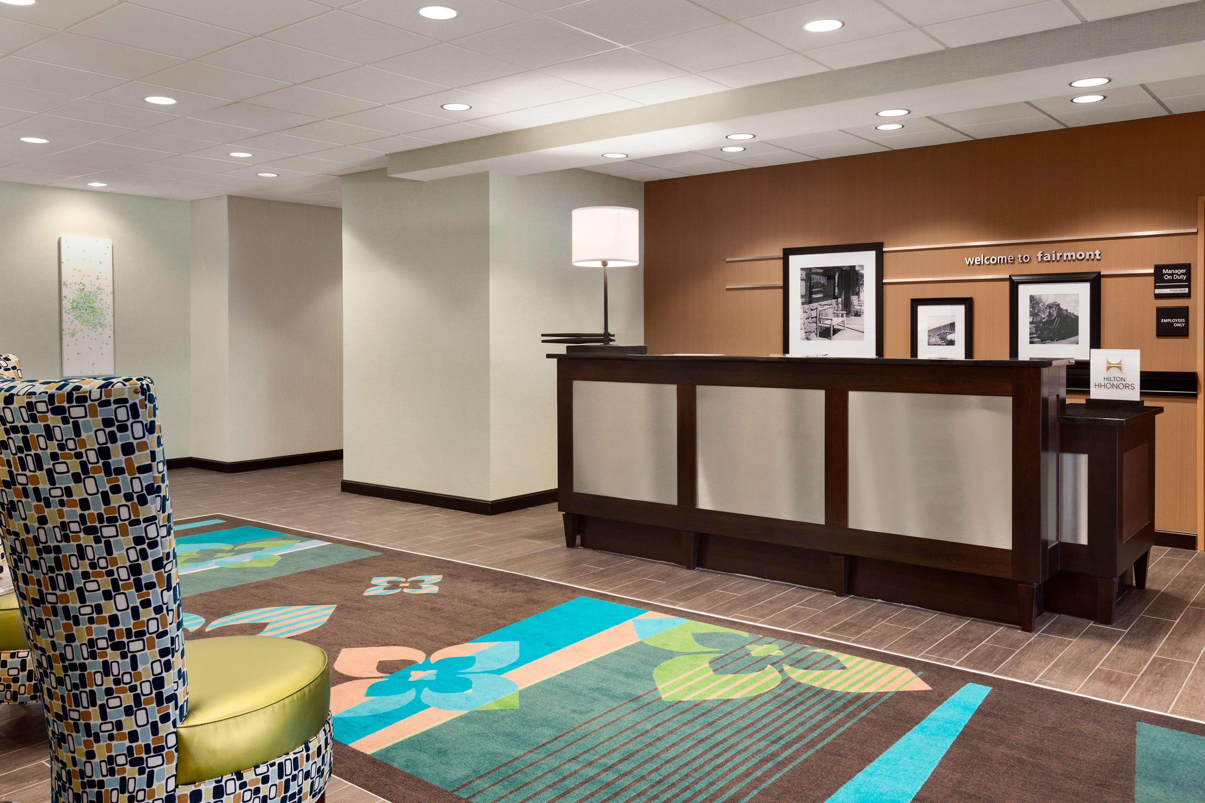 Hampton Inn Fairmont Extérieur photo