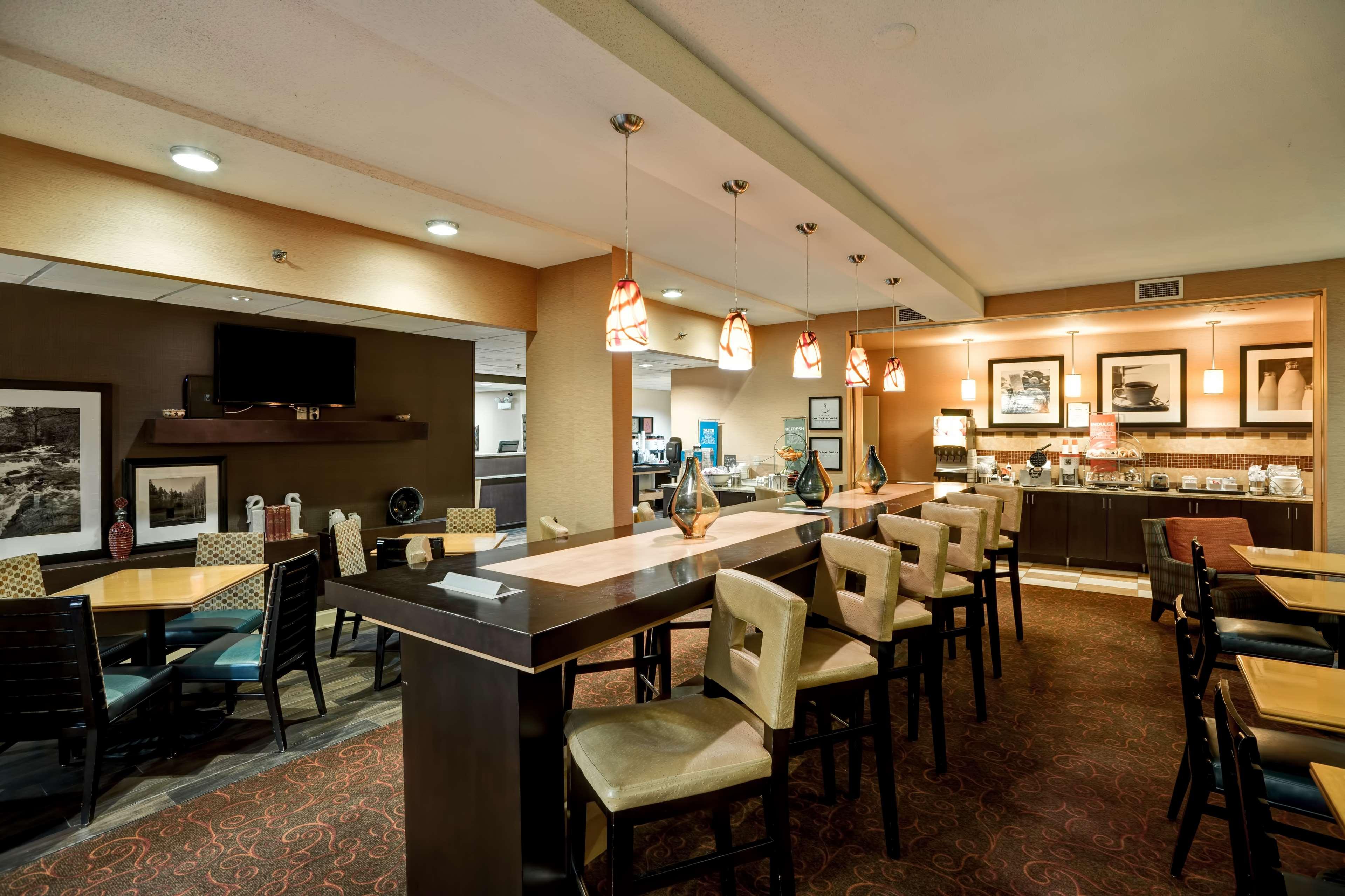 Hampton Inn Fairmont Extérieur photo
