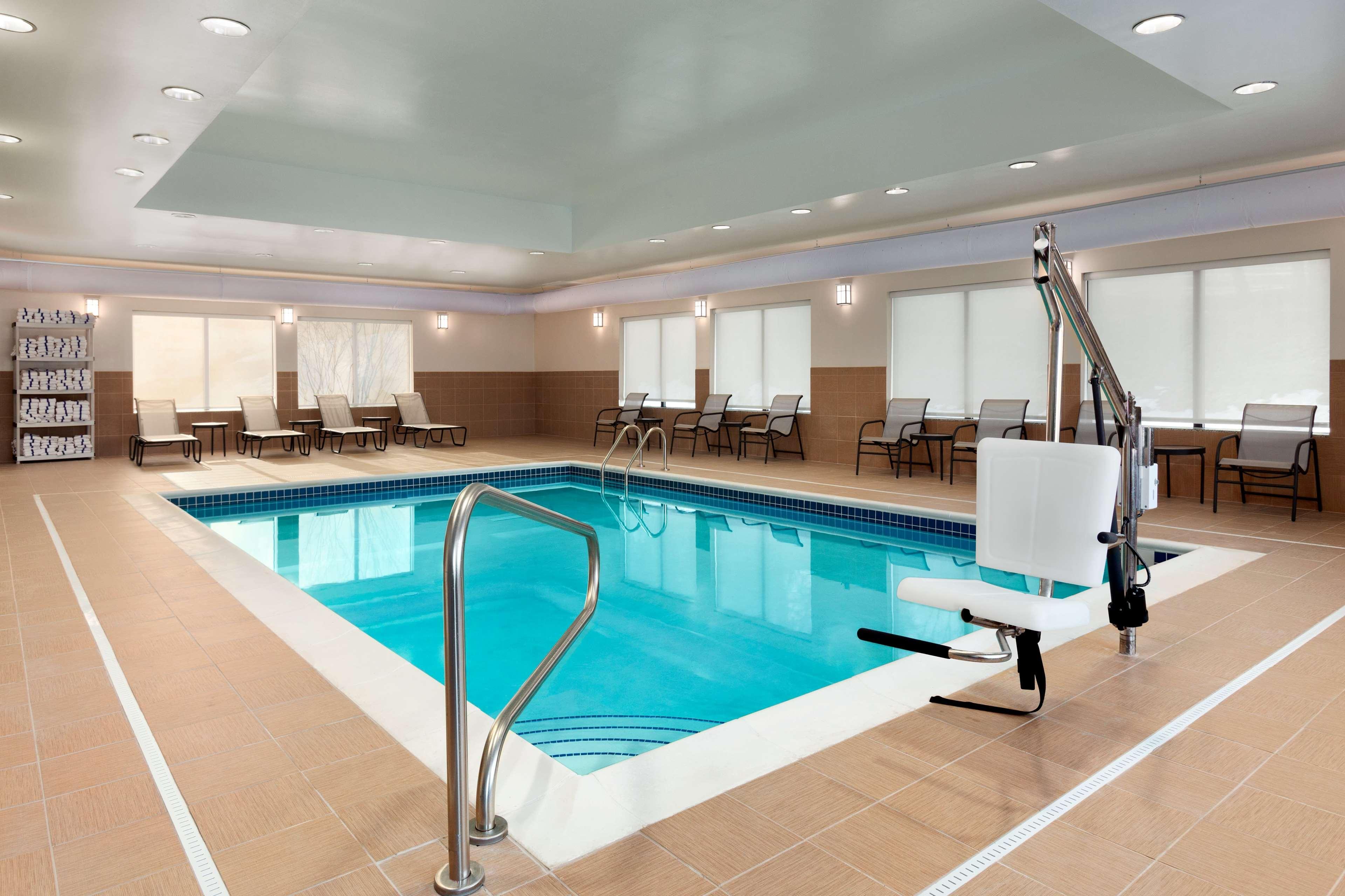 Hampton Inn Fairmont Extérieur photo