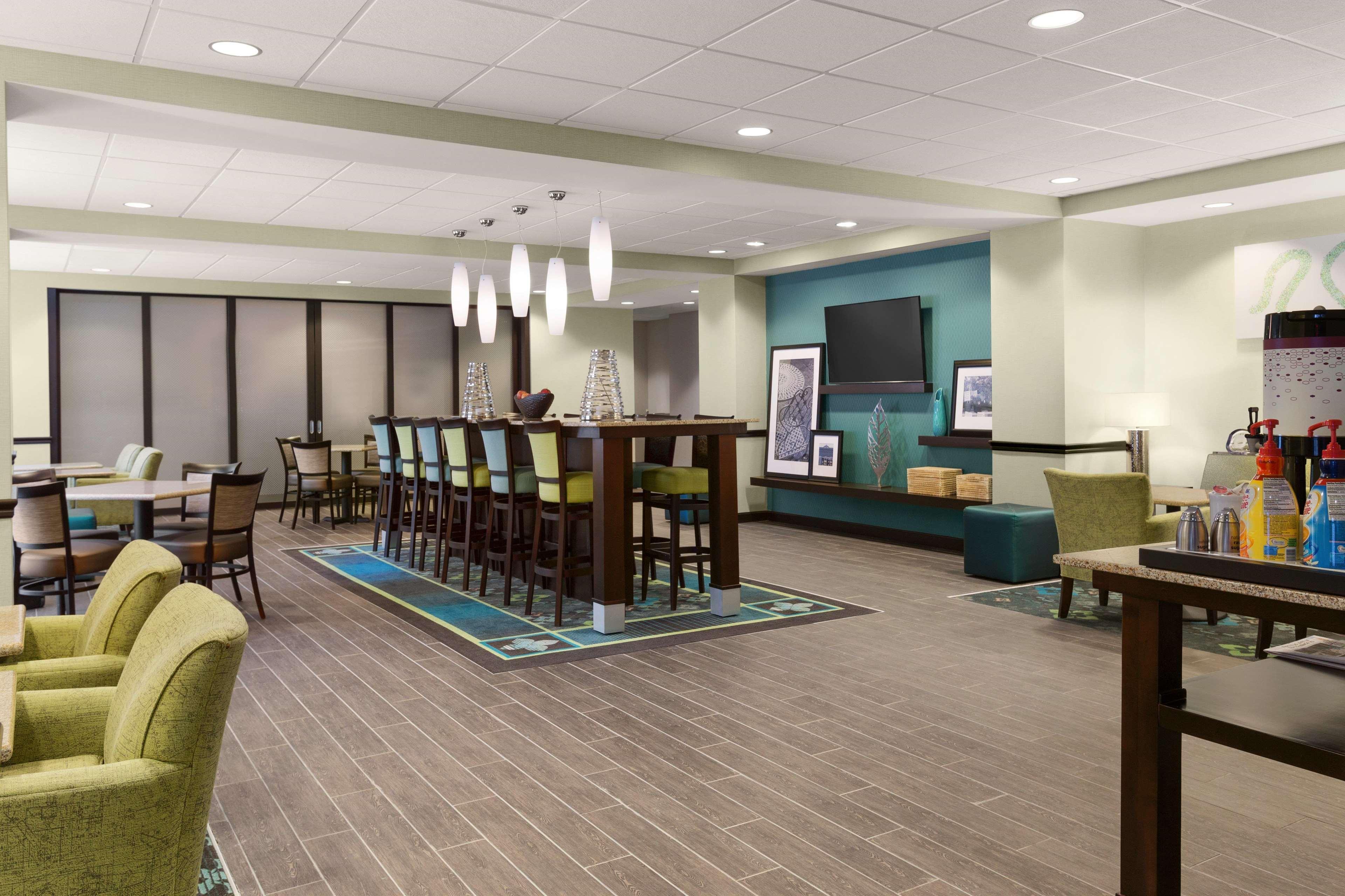 Hampton Inn Fairmont Extérieur photo