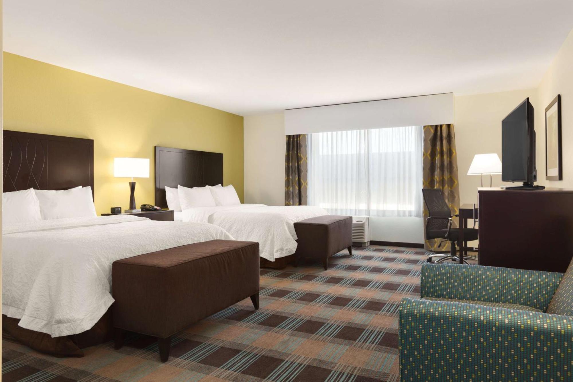 Hampton Inn Fairmont Extérieur photo