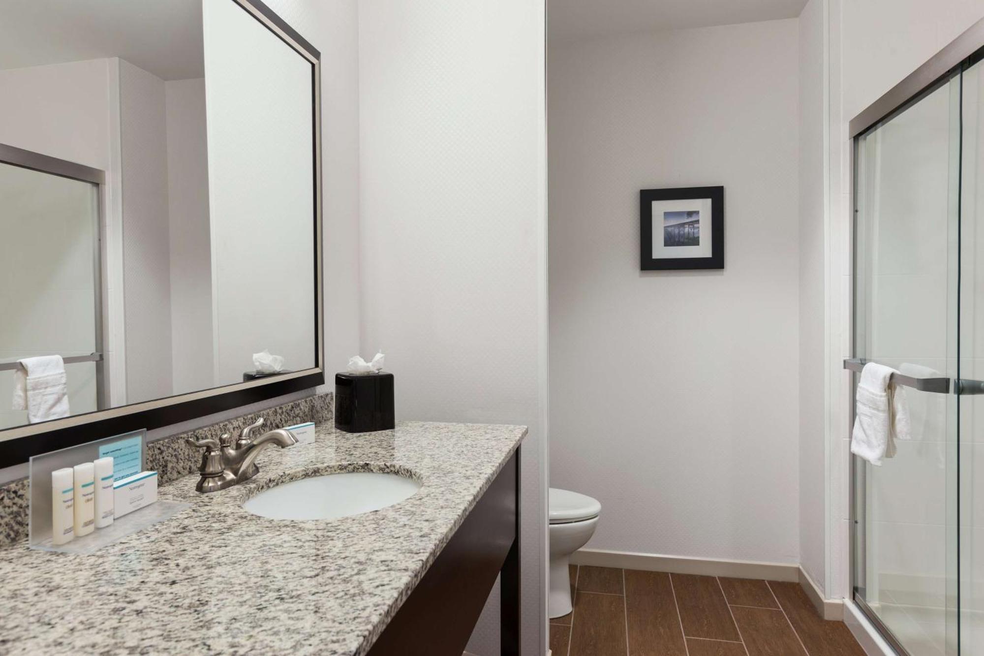 Hampton Inn Fairmont Extérieur photo
