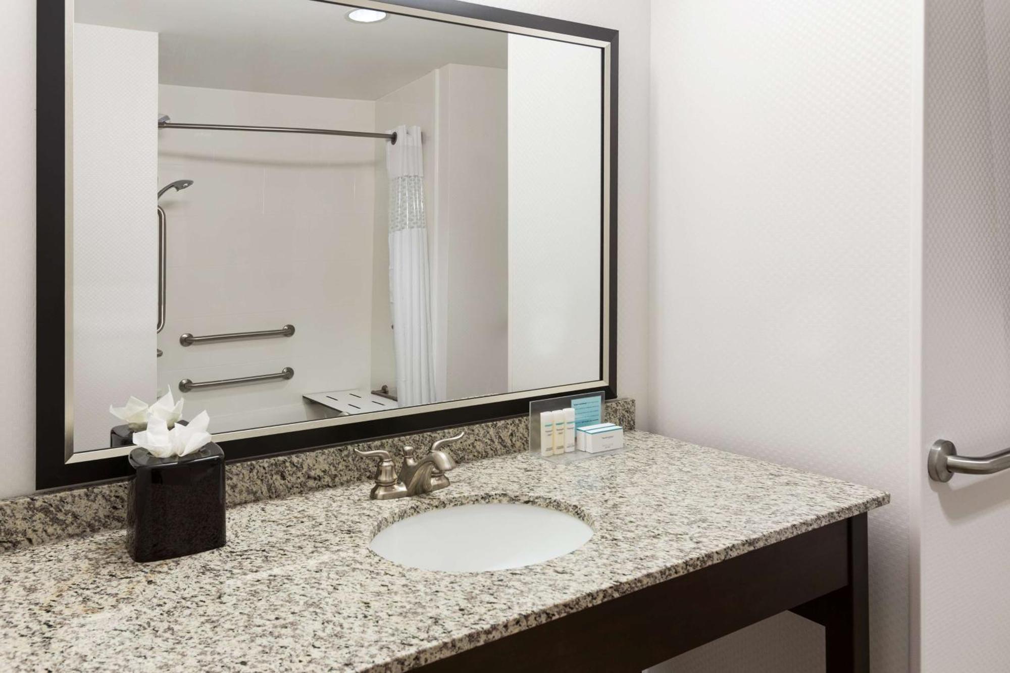 Hampton Inn Fairmont Extérieur photo